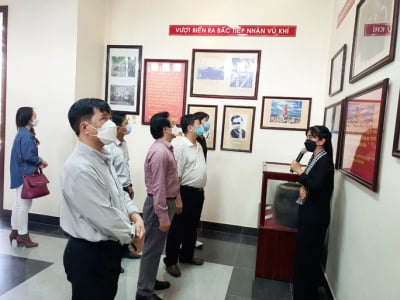 Khách TP.HCM vui chơi, học làm vườn, nấu ăn ở xứ dừa Bến Tre