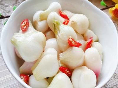 Hành muối còn sau Tết nếu có dấu hiệu này thì thẳng thay vứt bỏ, tuyệt đối không nên ăn