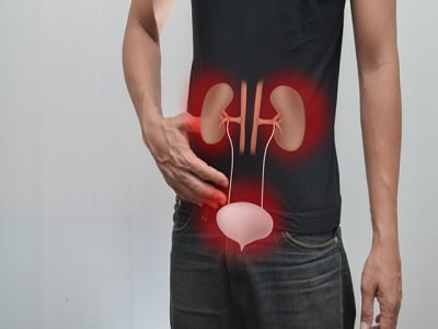 Người đàn ông đi tiểu nhiều lần, thậm chí ra cả máu, bác sĩ choáng khi thấy thứ này bên trong
