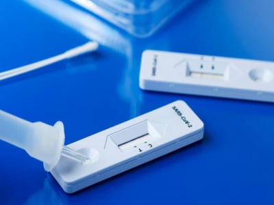 F0 vừa khỏi bệnh, đi làm vô tình tiếp xúc với F0 mới có bị lại luôn không?