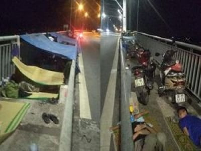 Mắc kẹt tại cửa ngõ vào Thái Bình, người dân căng lều bạt, vạ vật trên cầu Triều Dương