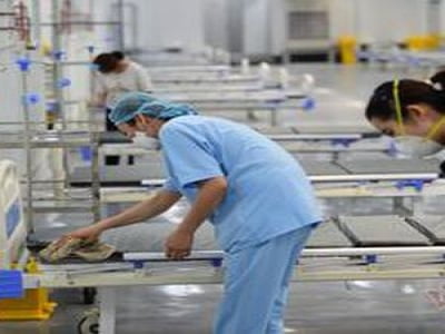 Không tin vợ mất vì Covid-19, chồng chờ ở cổng viện suốt 3 ngày