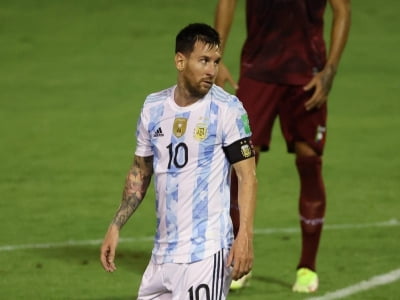 Messi suýt gãy chân sau pha phạm lỗi thô bạo