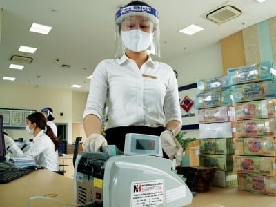 Giảm sâu lãi suất cho doanh nghiệp: Không dễ