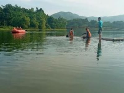 Nhà bè làm bằng gỗ chở 9 người bị lật, 2 người tử vong