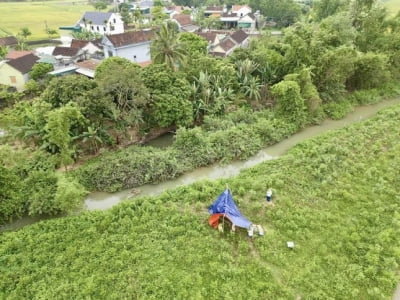 Phát hiện thi thể cụ bà phân hủy dưới mương nước, nghi do bị sốc nhiệt