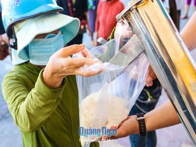 Ấm lòng người nghèo bên máy "ATM gạo" công nghệ cao
