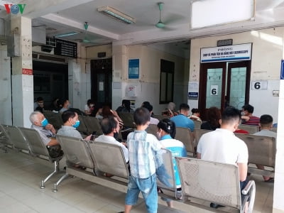 Bệnh nhân đi khám đông, nhiều bệnh viện gần như “vỡ trận”