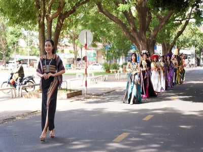 Những bước Catwalk đầu tiên của thí sinh Người đẹp Tây Nguyên