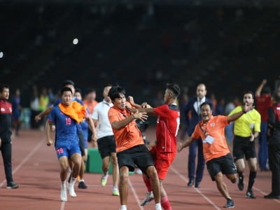 Chung kết bóng đá nam SEA Games 32: Sự xấu xí cười ra nước mắt