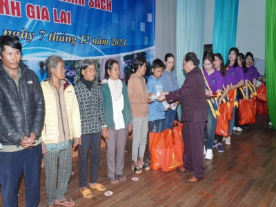 Thí sinh Người đẹp Tây Nguyên trao quà cho hộ nghèo, hộ khó khăn, đối tượng chính sách tại TP.Pleilku.