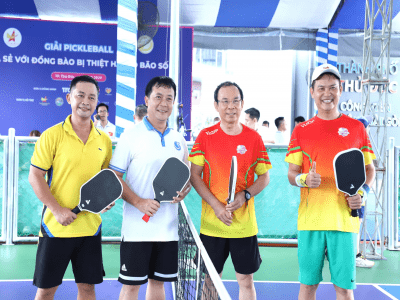 Bí thư Nguyễn Văn Nên tham gia giải Pickleball, chia sẻ với đồng bào bị thiệt hại do bão lũ