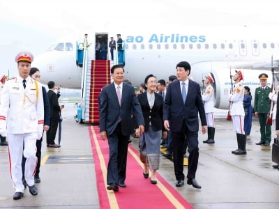 Tổng Bí thư, Chủ tịch nước Lào đến Hà Nội, bắt đầu thăm Việt Nam