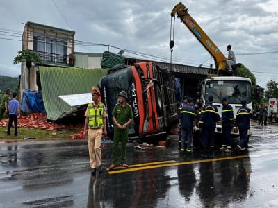Hiện trường vụ lật xe khách, 8 người thương vong trên đường Hồ Chí Minh