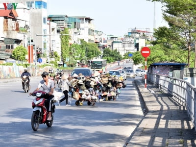 Người vật vã mưu sinh, người đi viện vì nắng nóng đỉnh điểm