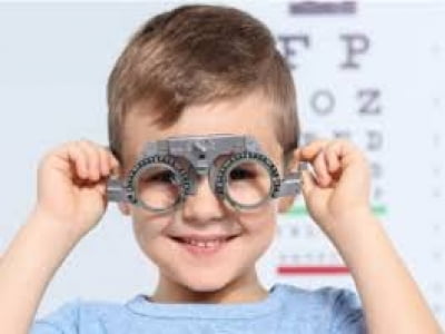 Những dấu hiệu nhận biết sớm tật khúc xạ ở trẻ em