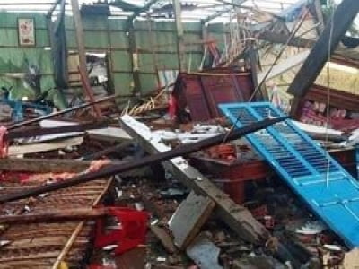 Mưa lớn, lốc xoáy giật sập 11 căn nhà, 8 người bị thương