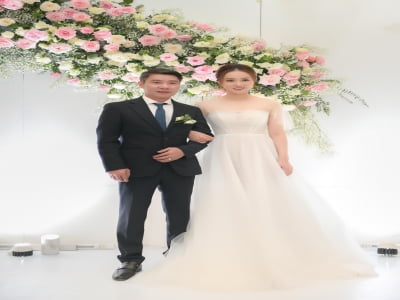 Bạn gái kém 15 tuổi khóc nức nở trong đám cưới với NS Công Lý