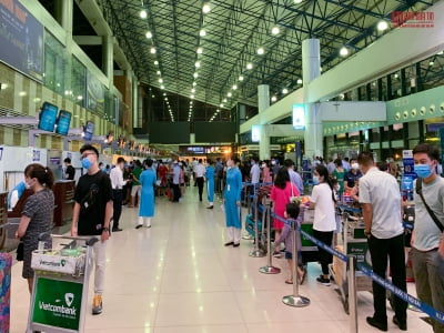 Toàn bộ hành khách đeo khẩu trang tại sân bay Nội Bài
