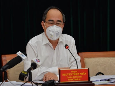 Bí thư Thành ủy TP HCM: Ai ra đường không đeo khẩu trang sẽ bị chế tài! 