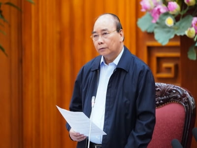 Thủ tướng nhấn mạnh, phải vực dậy nền sản xuất trong nước để giải quyết việc làm, tăng trưởng, không để đổ gục trước tình hình khó khăn.