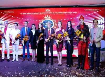 Nam Vương Nguyễn Hùng đại diện Nam Vương Việt Nam trao tôn vinh và Quyền Trượng Ms Vietnam Entrepreneur and Brand cho Doanh nhân Nguyễn Hoàng Phú Yên