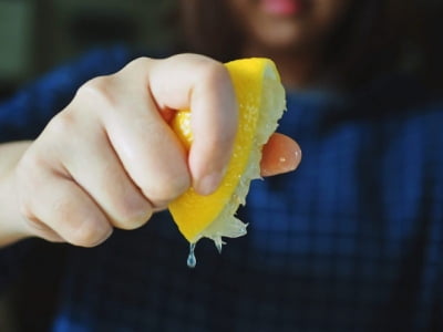 Điều đáng sợ có thể xảy ra nếu bạn uống quá nhiều nước chanh