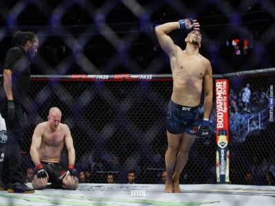 Điên rồ MMA: Vừa knock-out đối thủ xong lại "tung đòn" hạ chính mình