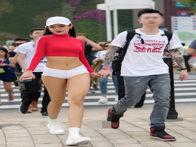 Thêm một cô gái rơi vào "hố đen thời trang" vì diện kiểu quần cạp trễ