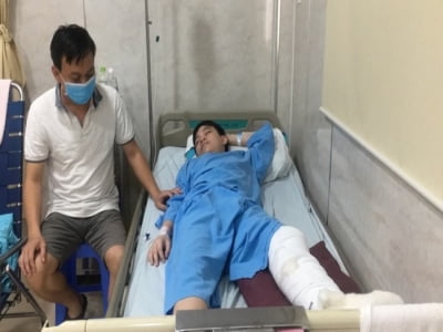 Cây phượng bật gốc trong sân trường: Nhiều học sinh đã qua cơn nguy kịch