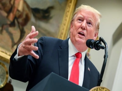Tổng thống Trump tuyên bố tăng thuế với Trung Quốc nếu không đạt được thoả thuận, Dow Jones trượt khỏi đỉnh lịch sử 