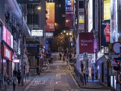 "Bão" biểu tình, các cửa hàng và khách sạn ở Hồng Kông đồng loạt cắt giảm lương và giờ làm hoặc thậm chí phải sa thải nhân viên để có thể sống sót 