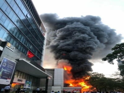Siêu thị điện máy ở Hải Phòng đang cháy lớn, thiệt hại nhiều tỷ đồngSiêu thị điện máy ở Hải Phòng đang cháy lớn, thiệt hại nhiều tỷ đồng