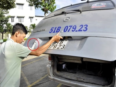 Ôtô rơi ba học sinh do chốt cửa tự chế