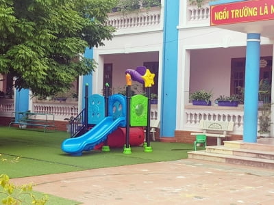 Kẹt đầu khi chơi cầu trượt ở trường mầm non, bé trai gần 3 tuổi tử vong thương tâm