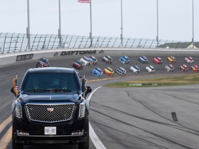 Tổng thống Donald Trump mang “quái thú” chạy ở đường đua Daytona 500