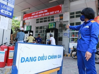 Giá xăng giảm "nhỏ giọt" thêm hơn 100 đồng/lít
