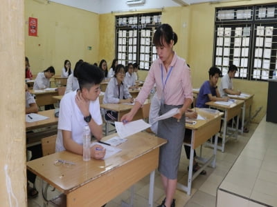 Nóng: Thí sinh ở Q.3 TP.HCM ngất xỉu khi làm bài thi môn Văn, xét nghiệm dương tính SARS-CoV-2