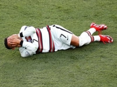 Ronaldo bị chế giễu thậm tệ vì pha ăn vạ hi hữu trong trận thua của Bồ Đào Nha