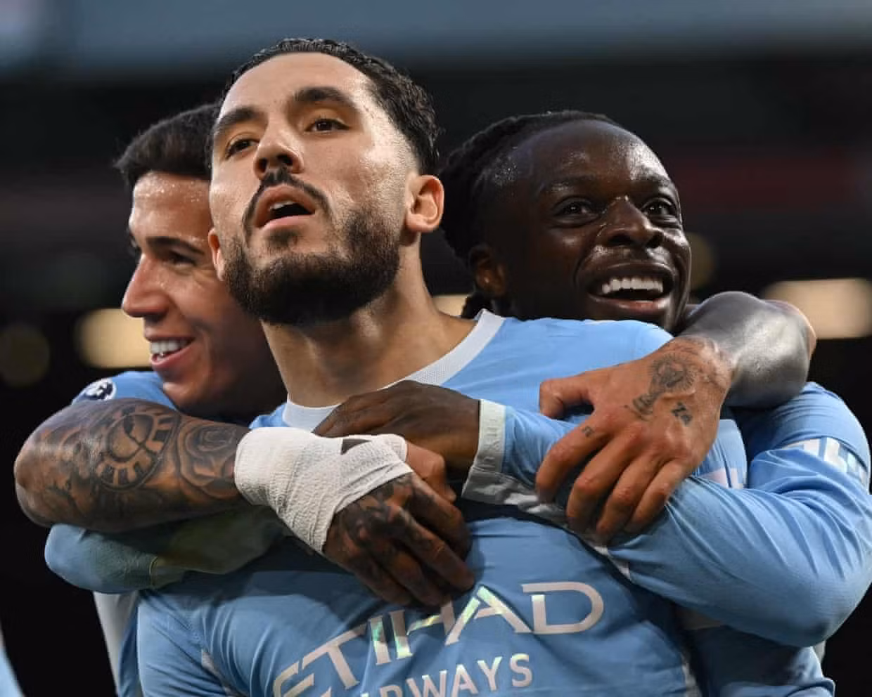 Man City trừng phạt Liverpool sau tấm thẻ đỏ ở đại chiến Ngoại hạng Anh