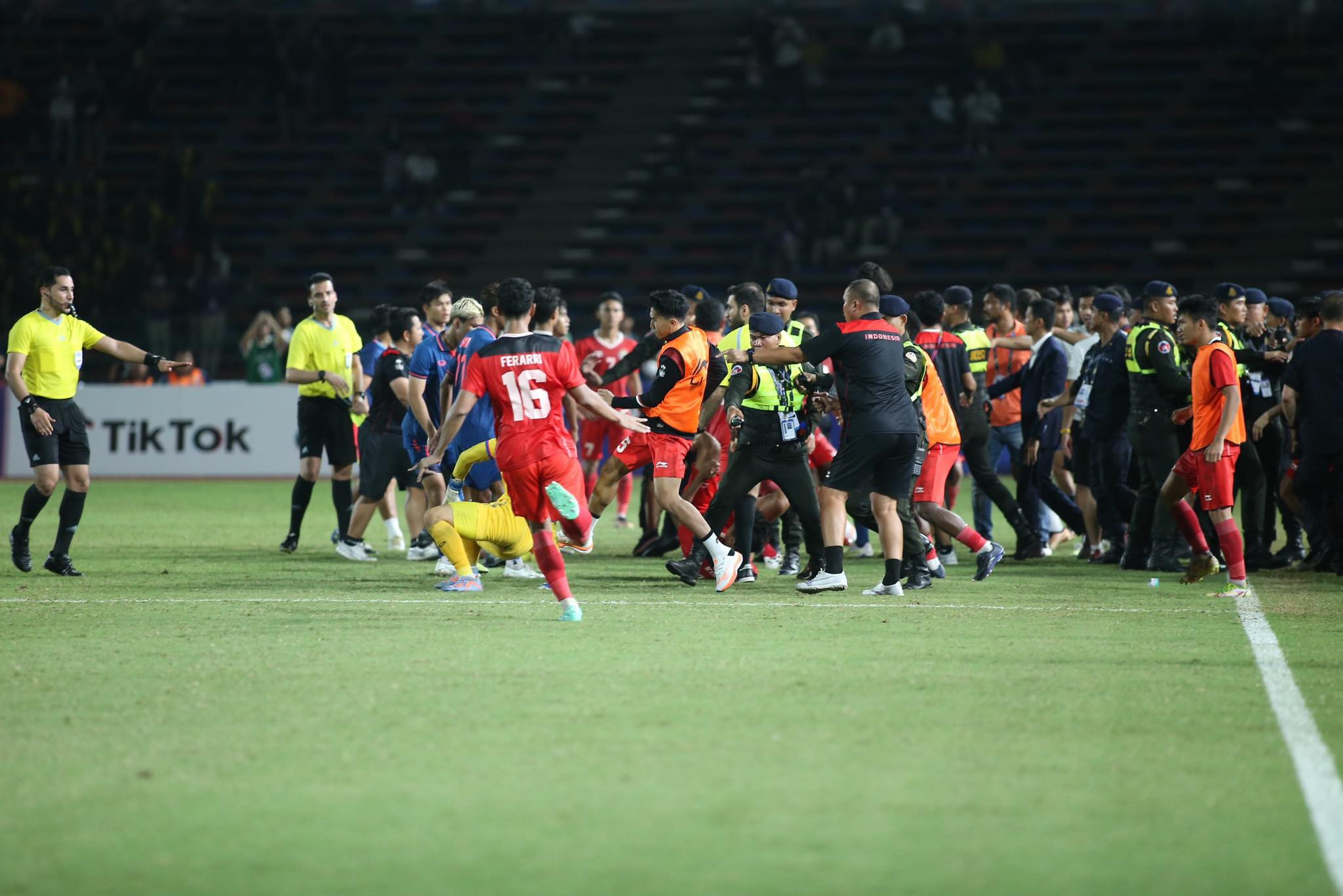 Chung kết bóng đá nam SEA Games 32: Sự xấu xí cười ra nước mắt
