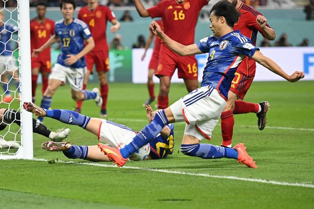 Vì sao Nhật Bản được công nhận bàn thắng đã ra ngoài đường biên?