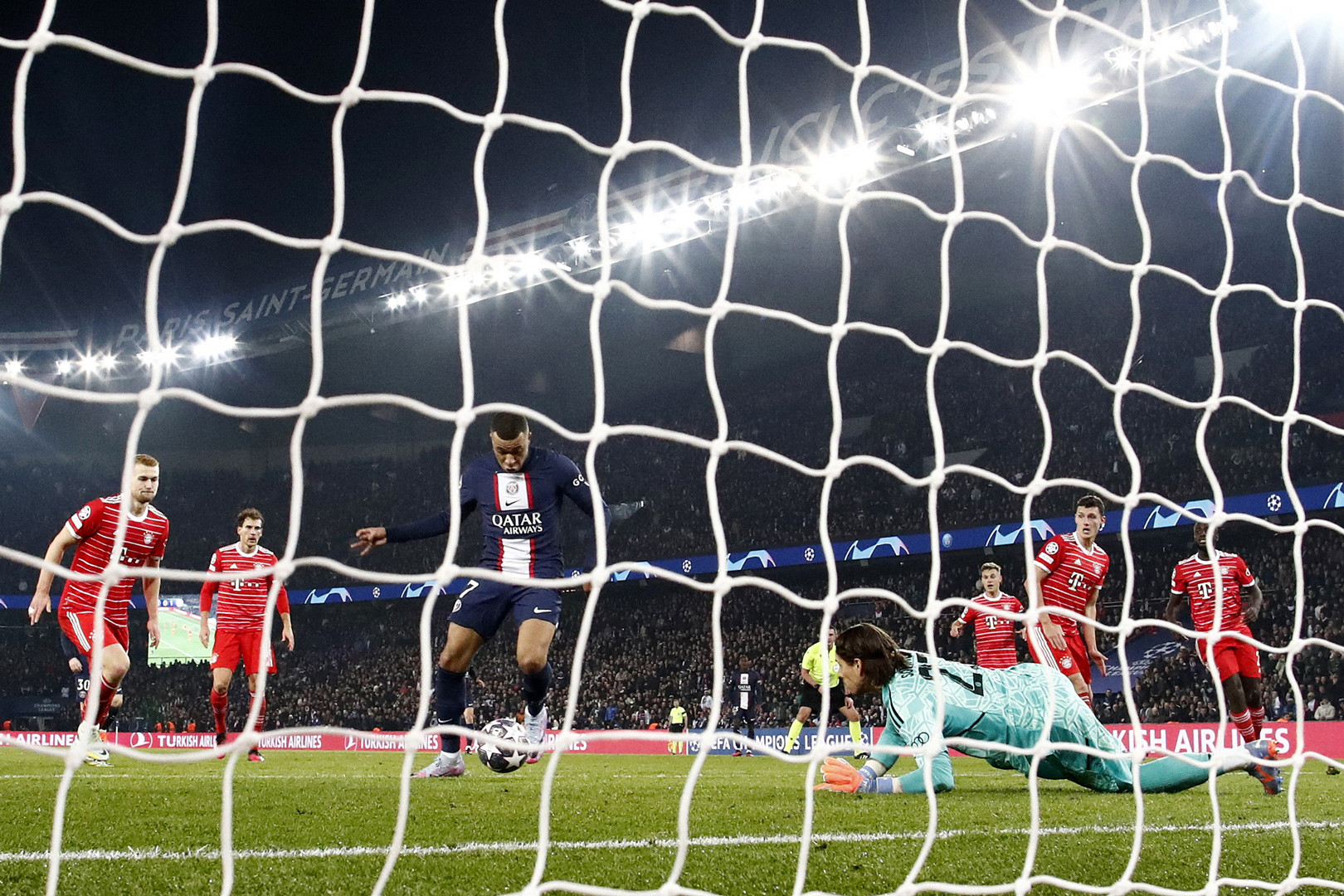 PSG thua Bayern Munich: Nỗi buồn Mbappe